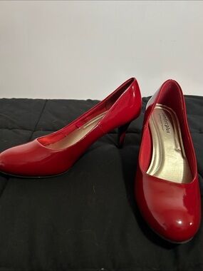 NWOT US 11 Comfort Plus by Predictions Red Patent Pumps Heels
